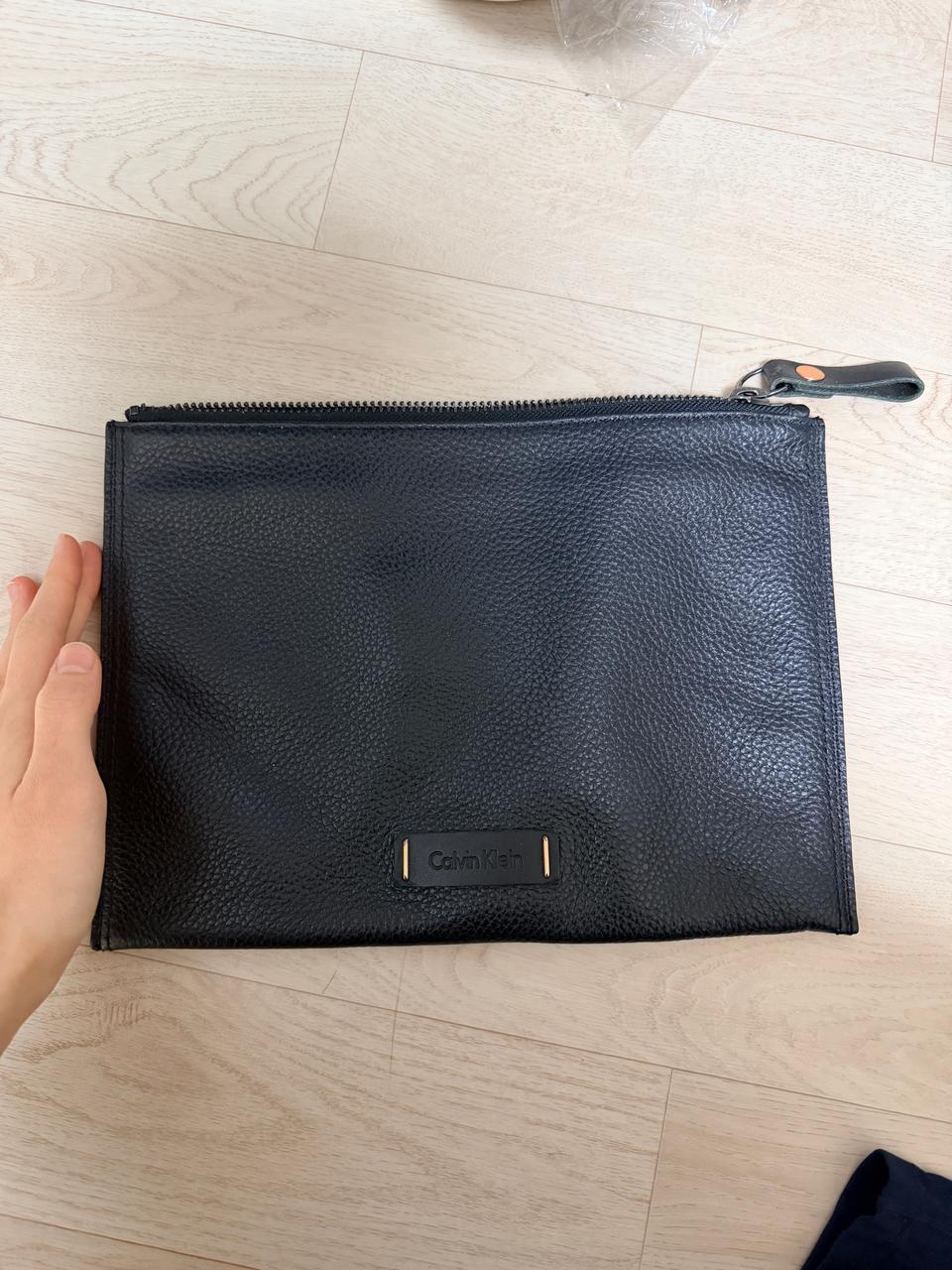 캘빈클라인 블랙 가죽 클러치