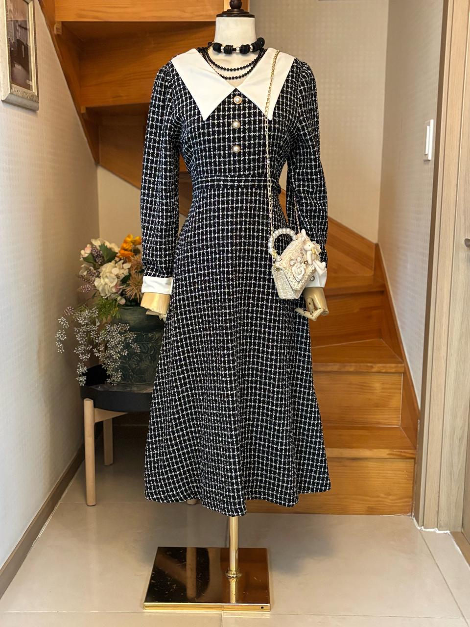 체크 패턴 칼라 롱 원피스. 도톰 수달살롱