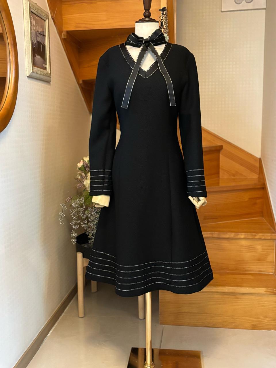 블랙 리본 포인트 원피스. 더블 스탠다드