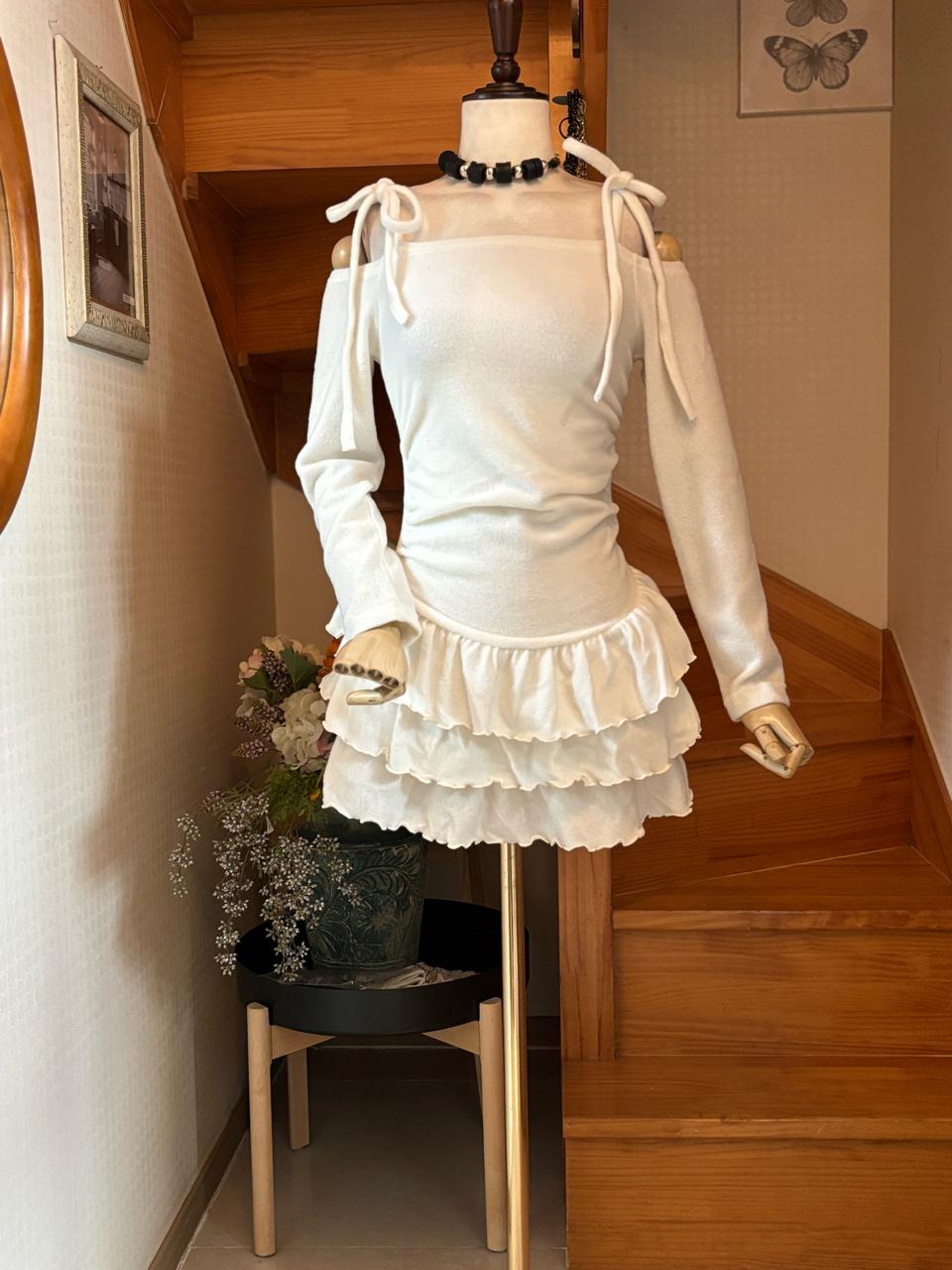 화이트 핑크. 색상2. 오프숄더 프릴 미니 원피스 기모포근.