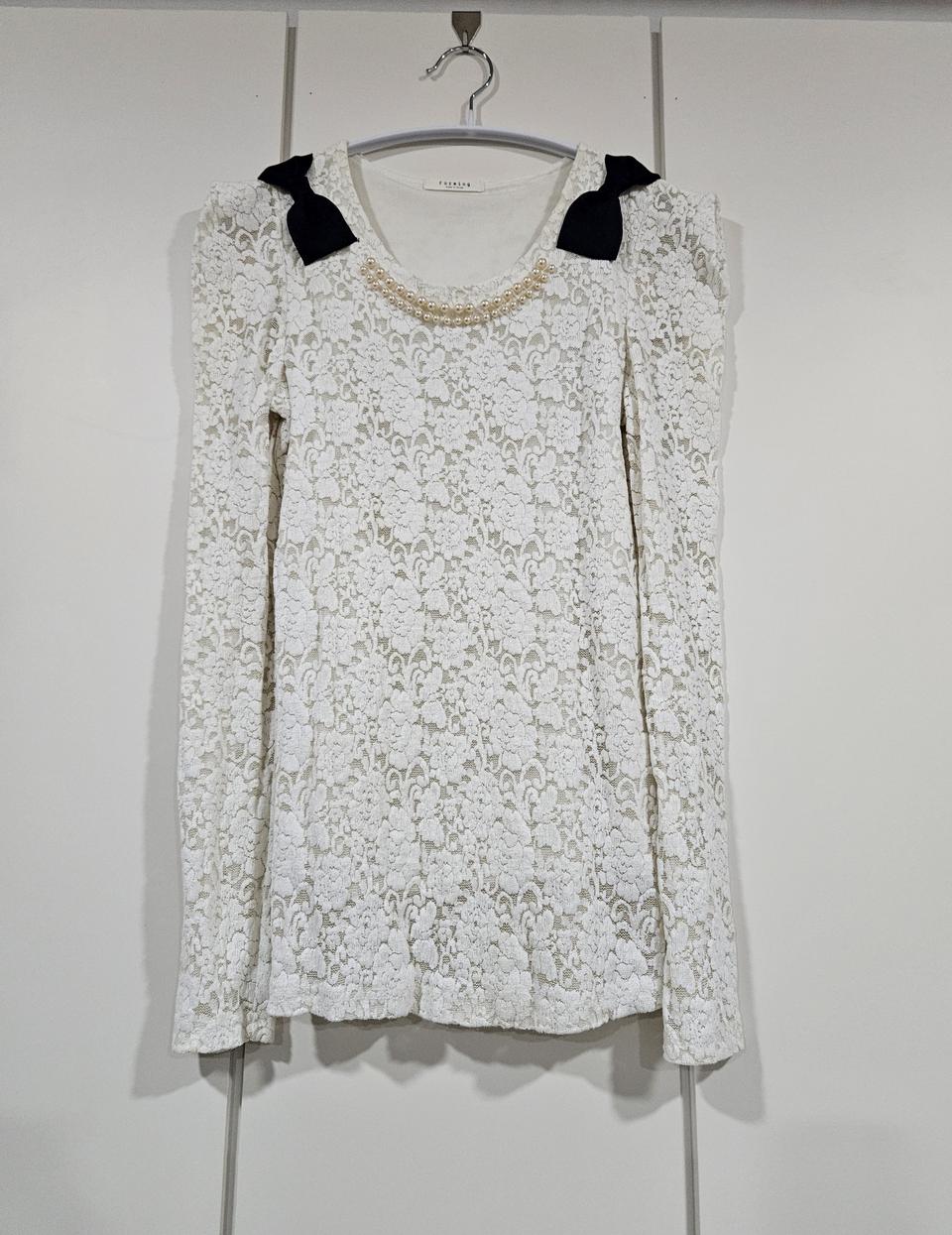 진주 리본 장식 블라우스 티셔츠.