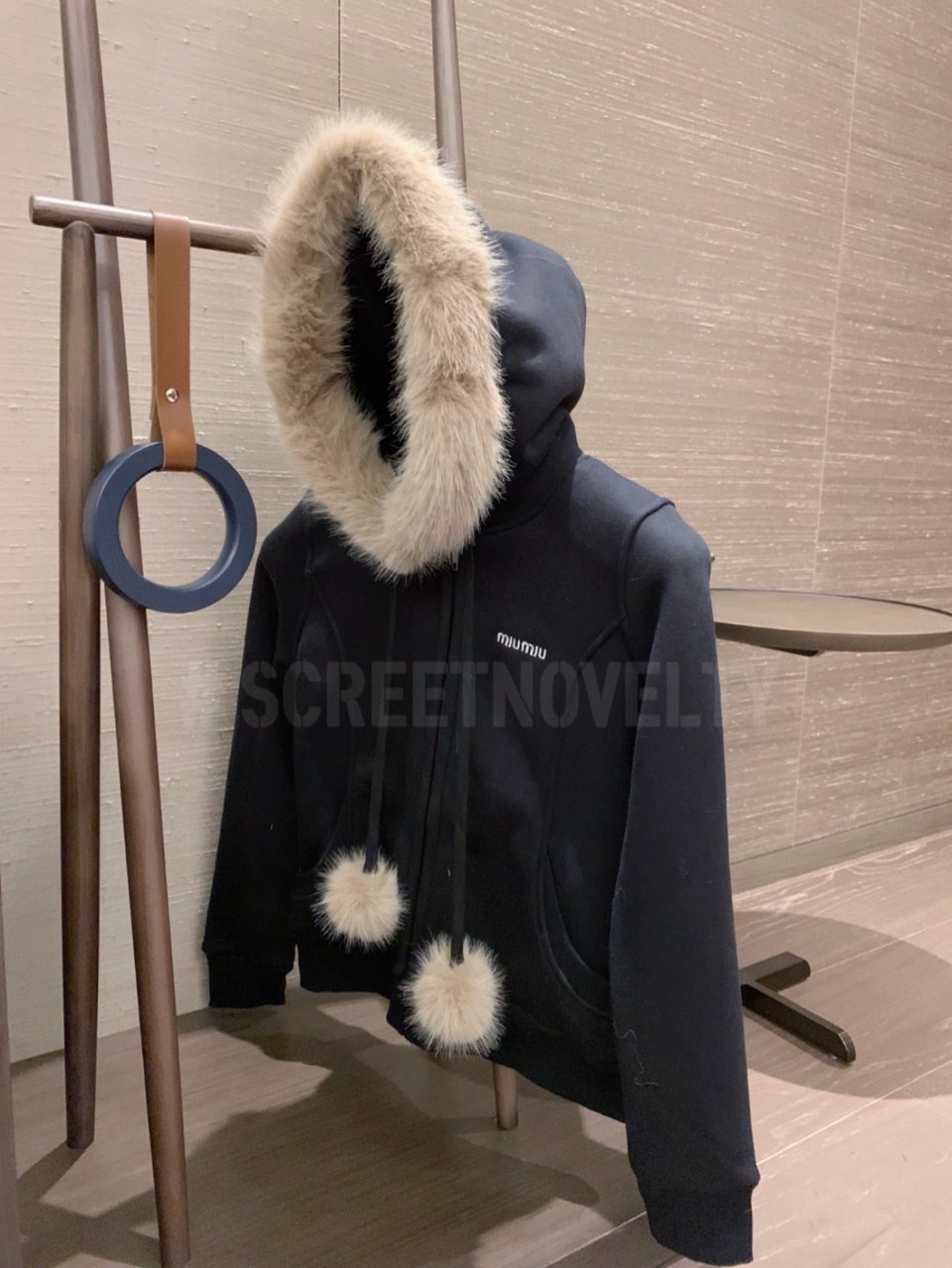 미우미우 방울 퍼 후드 집엎 블랙