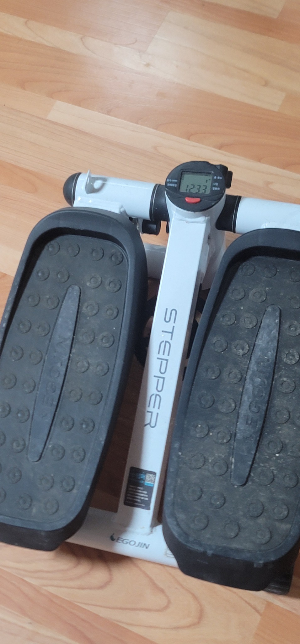 이고진 스텝퍼입니다사진 속 제품은 홈트레이닝 기구 전문 브랜드인 **이