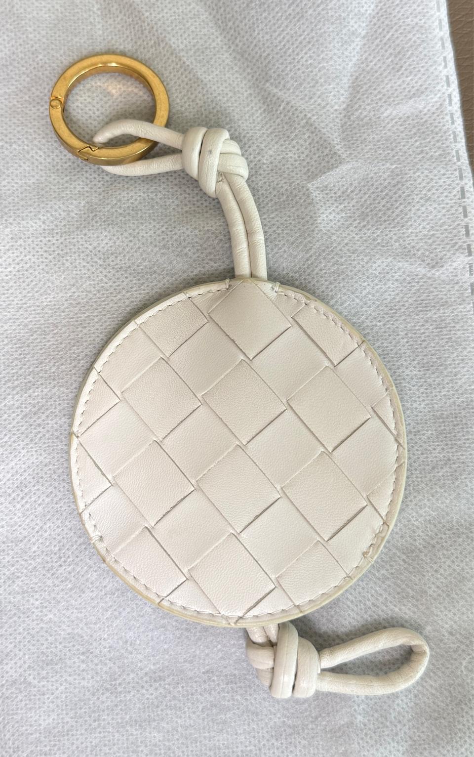 보테가베네타 인트레치아토 레더 키링 백참 화이트