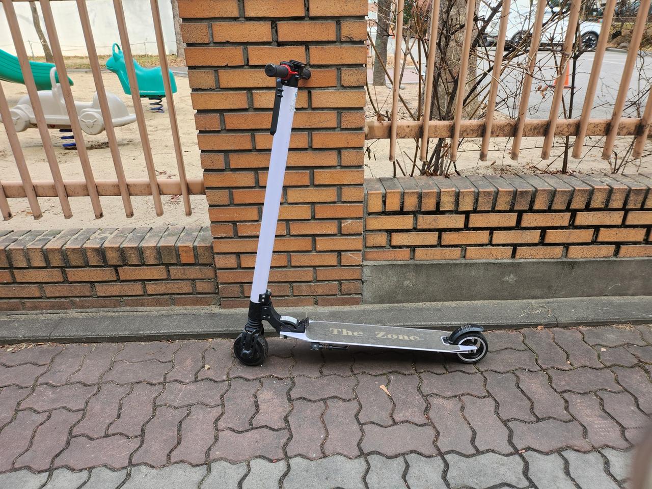 부품용 더존 전동킥보드( 충전기등 없습니다)