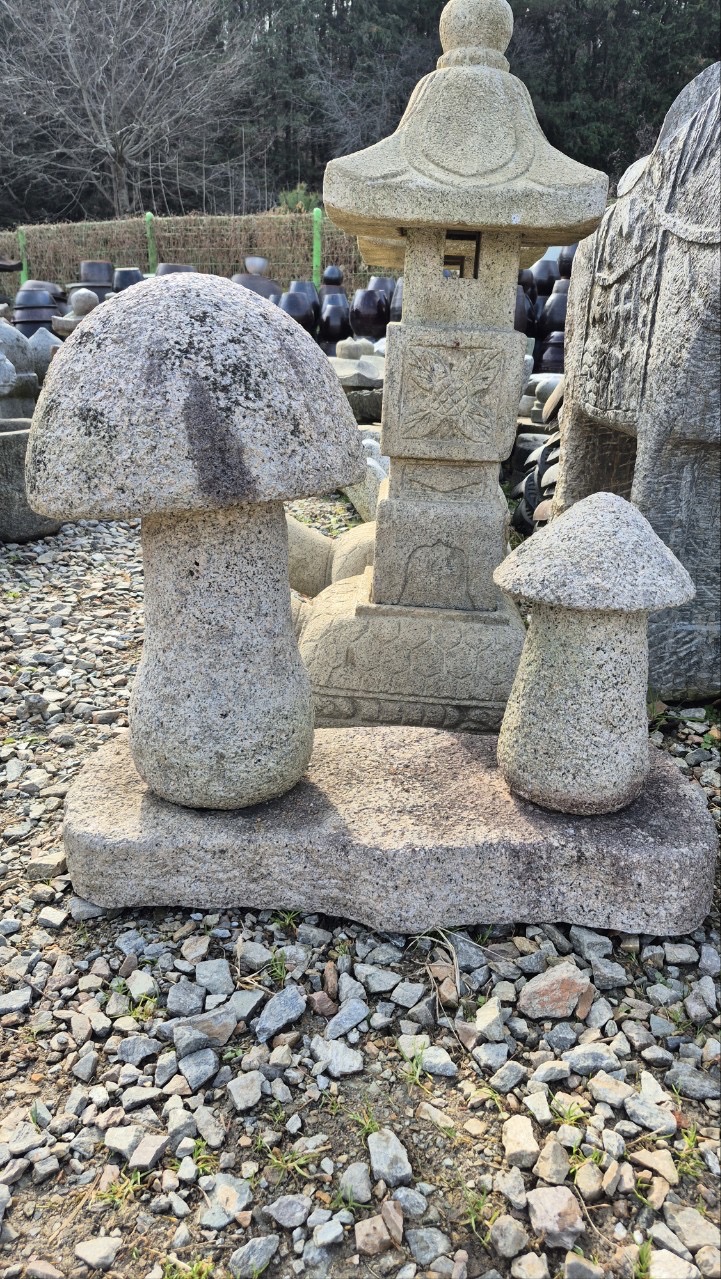 돌 버섯 조각상