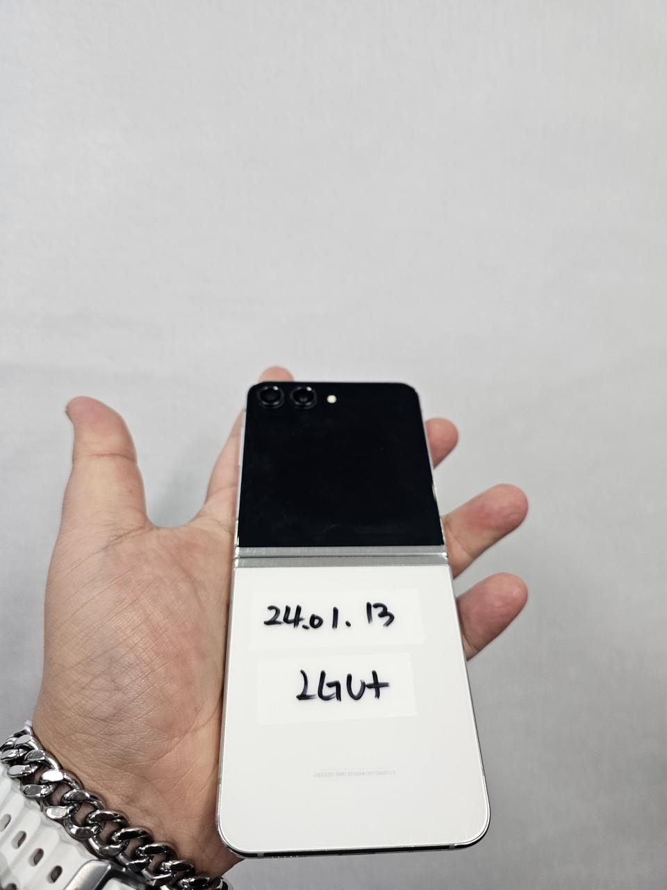 z플립5 256G(화면흠집)(기능이상무)