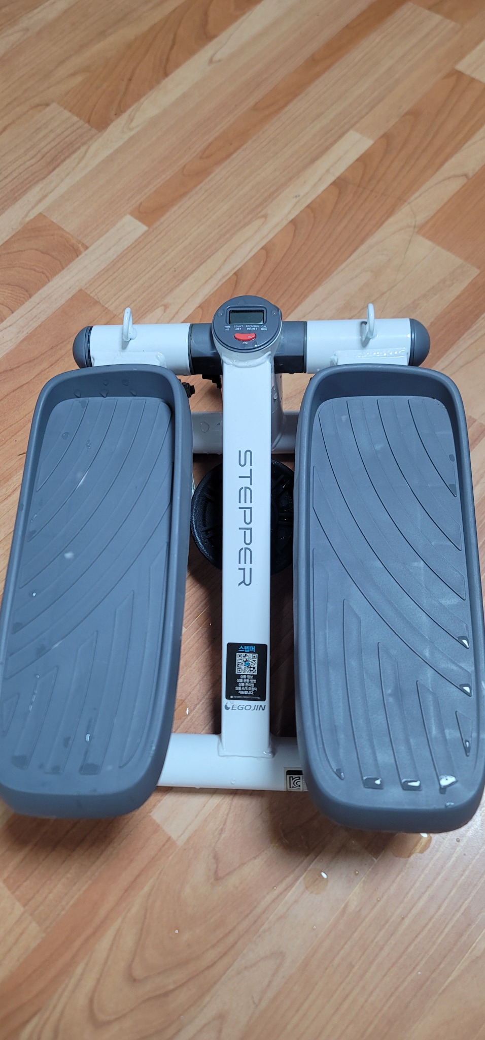 이고진 스텝퍼입니다사진 속 제품은 홈트레이닝 기구 전문 브랜드인 **