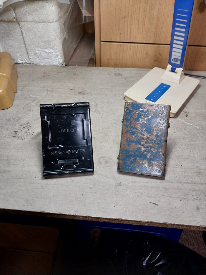 짝이 맞지 않는 일제 차량 고임장치 2개