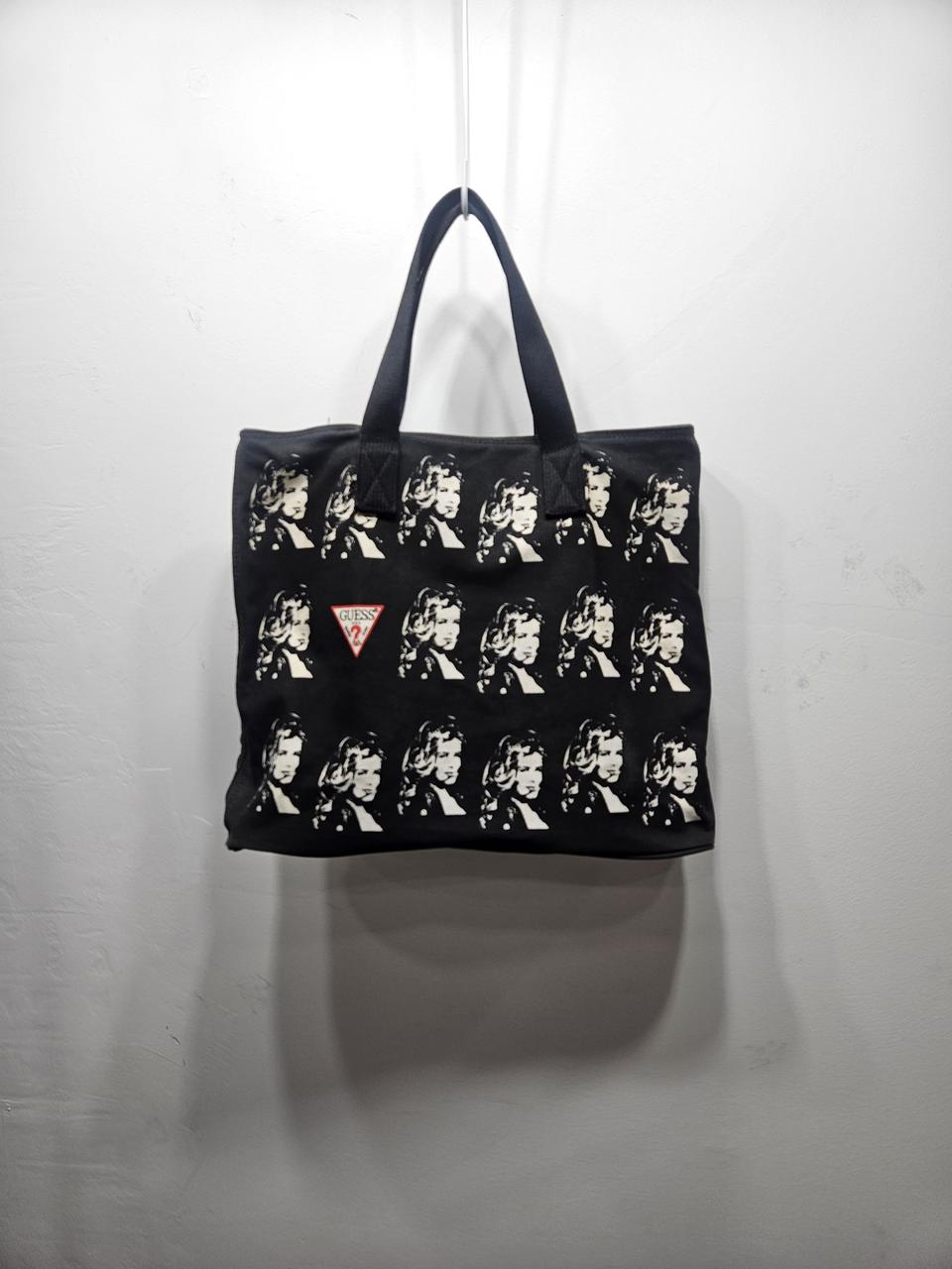 게스(Guess) 클라우디아쉬퍼 한정판 캔버스 토드백 블랙