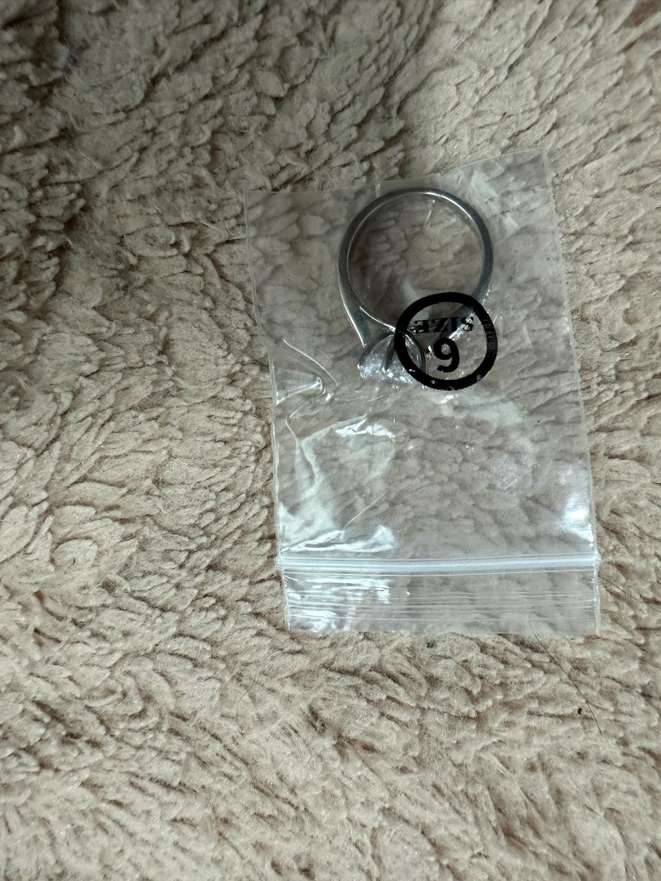 미사용 실버 3캐럿급 라운드 브릴리언트 트렐리스 링 판매합니다