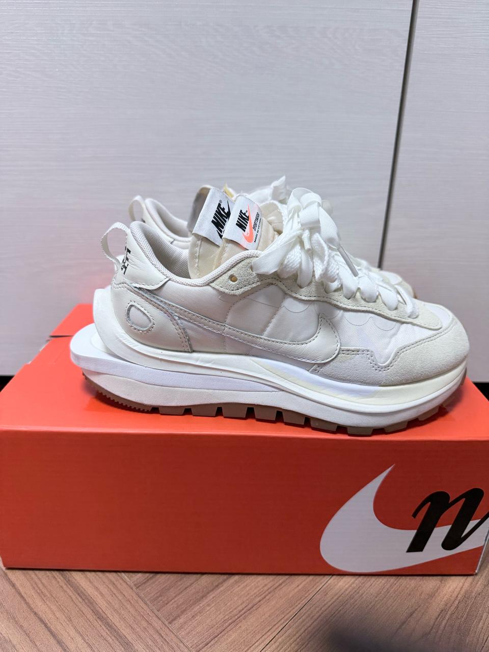 나이키 사카이 베이퍼와플 화이트 앤 검 230