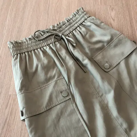 럭키슈에뜨 22년 밴딩 카고 롱 스커트 치마 원마일웨어 출근룩 고프코어