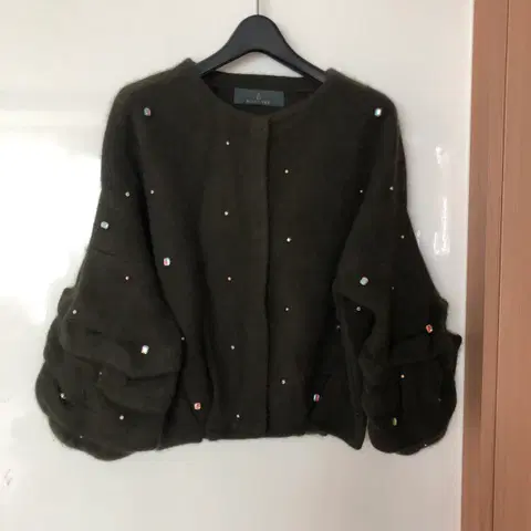 제이블랑 블랑듀 캐시미어40% 셔링 소매 쥬얼리 보석 가디건 자켓 코트