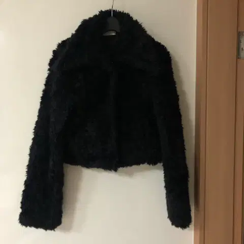 WAVE 웨이브 블랙 검정 퍼 자켓 퍼피 부클 출근룩 코트 양털 힙걸