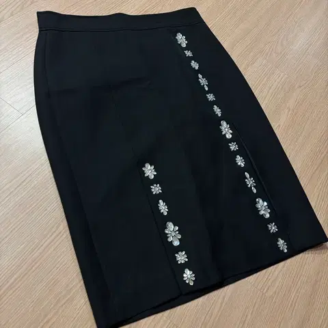 모조에스핀 23년 보석 주얼리 비딩 미디 스커트 치마 하객룩 출근룩결혼식