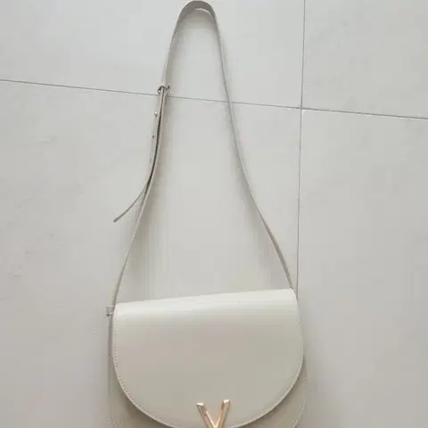 빈치스 아이보리 반달 크로스백 가방 스몰