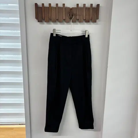 코스 블랙 롤업 팬츠