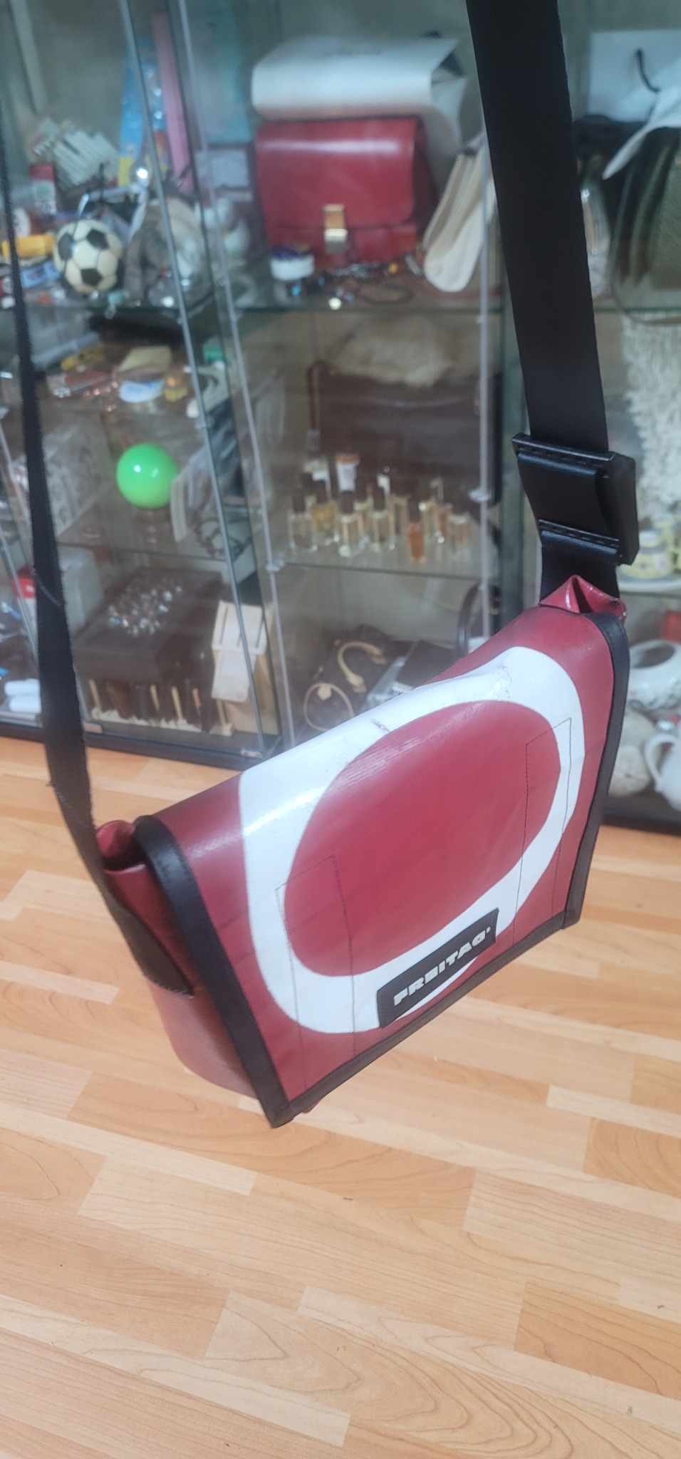 프라이탁 하와이파이브오 또는 라씨- 레어한 레드&화이트 레터링스위스업사이