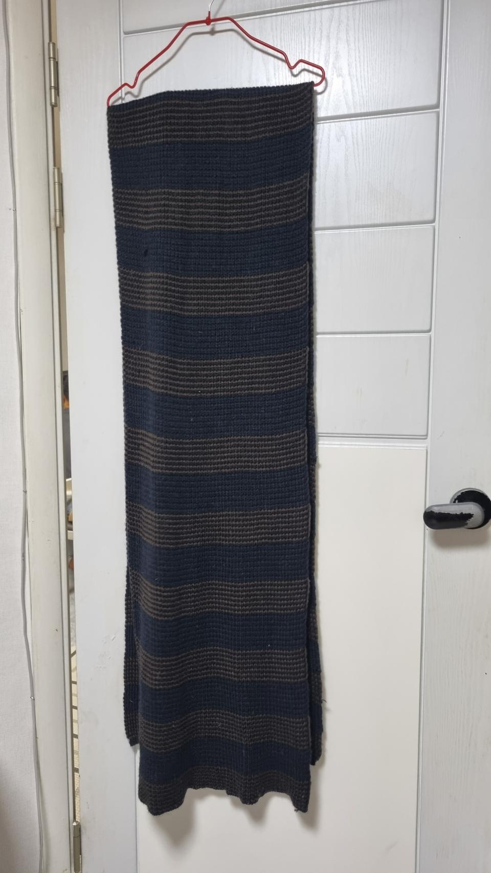 US n them 브랜드의 스트라이프 니트 머플러