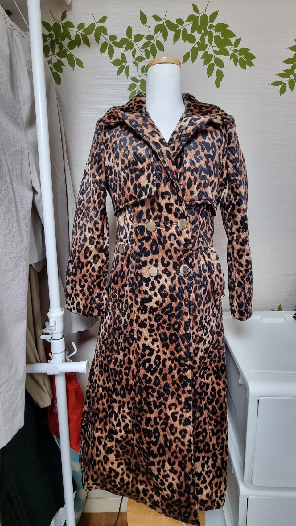 화려한 호피무늬 롱 더블 버튼 패딩 코트 55