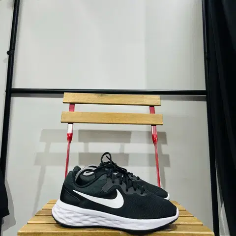 245) 나이키 운동화 여성 여자 신발 레볼루션 블랙/화이트