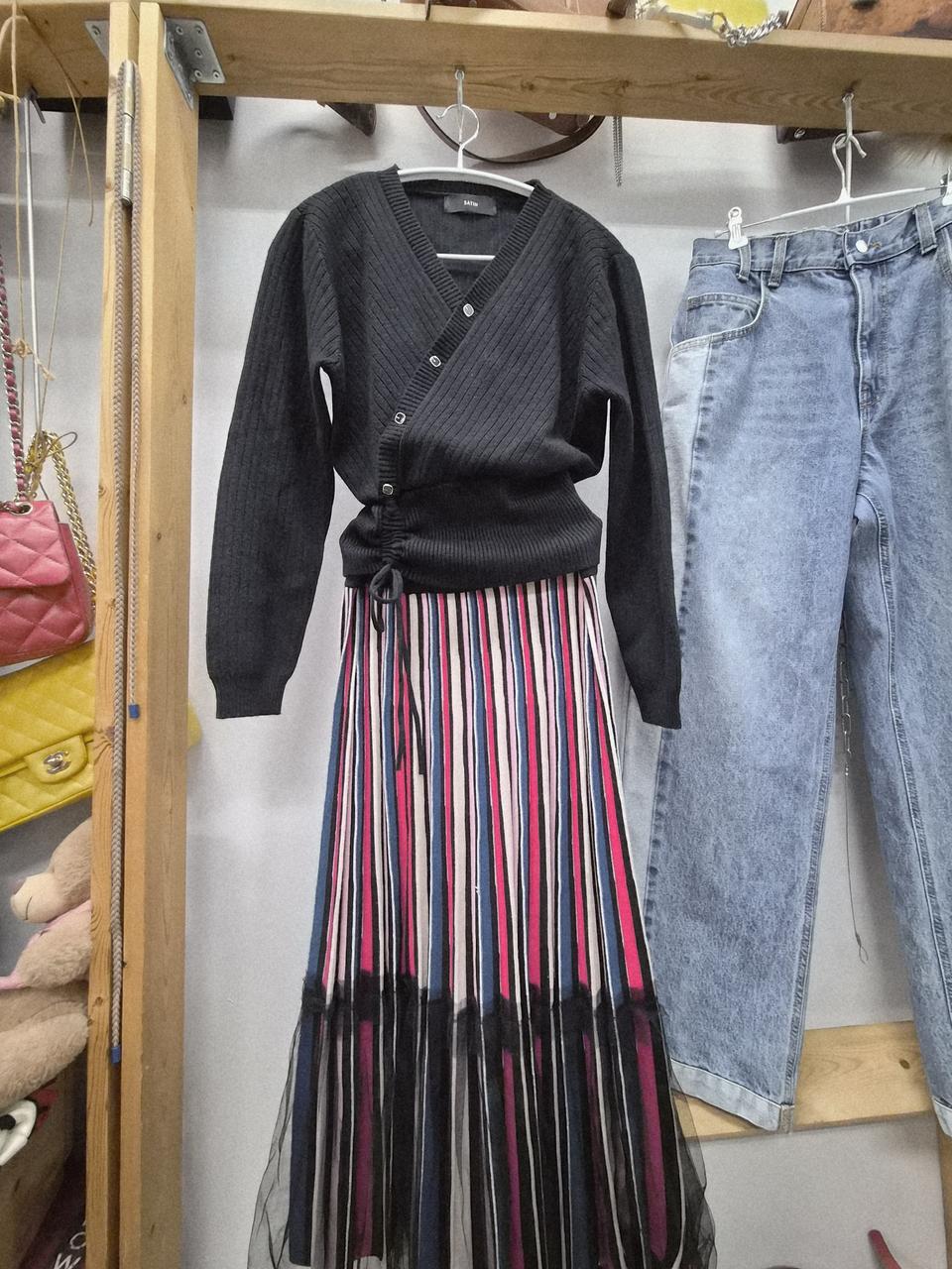 샤틴 사이드 셔링 브이넥 니트.레니본 니트샤스커트