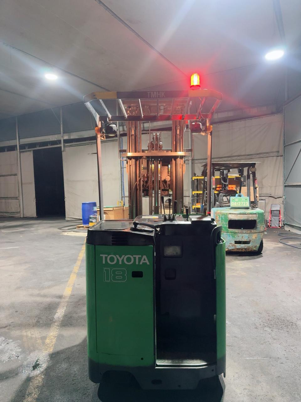 도요타 입식지게차 1.8톤 3단 마스트 6M 초특가!