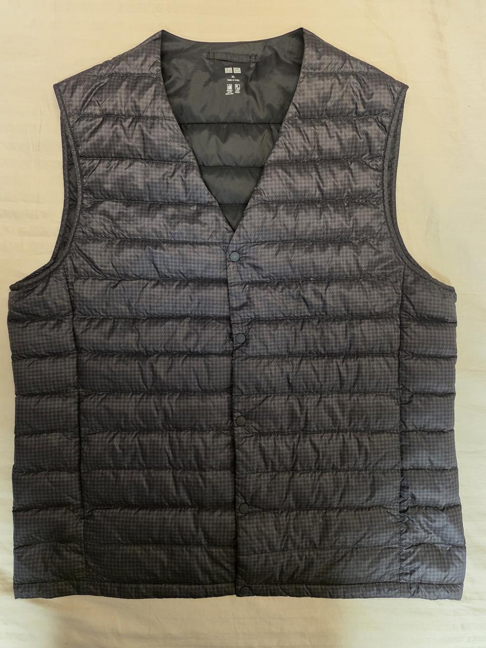 유니클로 경량 패딩 조끼 차콜 XL