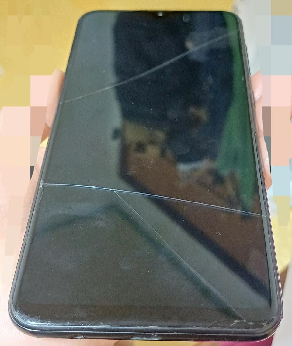 갤럭시 와이드4 액정파손 팝니다(게임용,부품용 등)