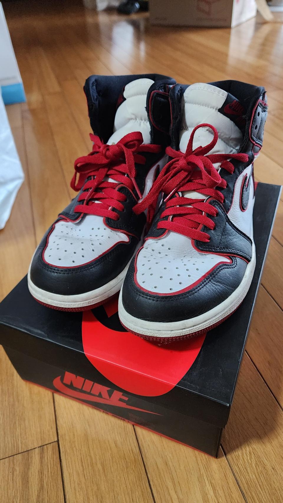 조던 1 레트로 하이 OG 블러드라인 555088-062