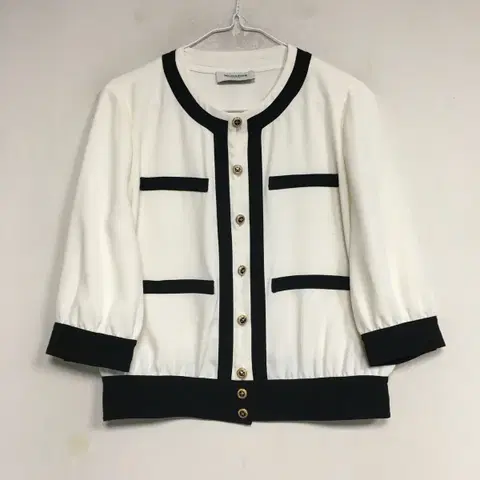 모조에스핀 금장버튼 라인 블라우스 66