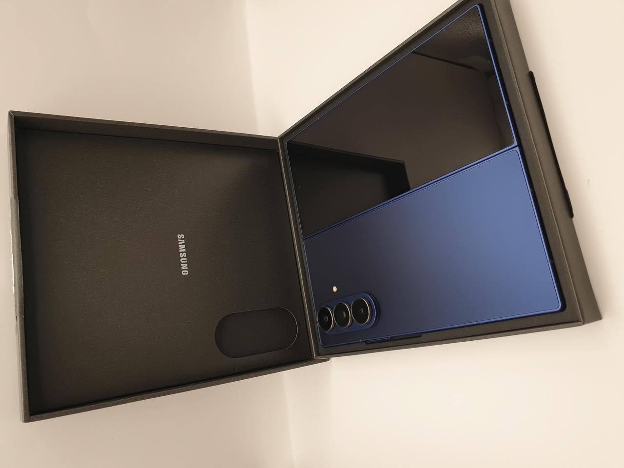 갤럭시 Z폴드7 5G 블루쉐도우 256기가 구성품 미사용 풀박스