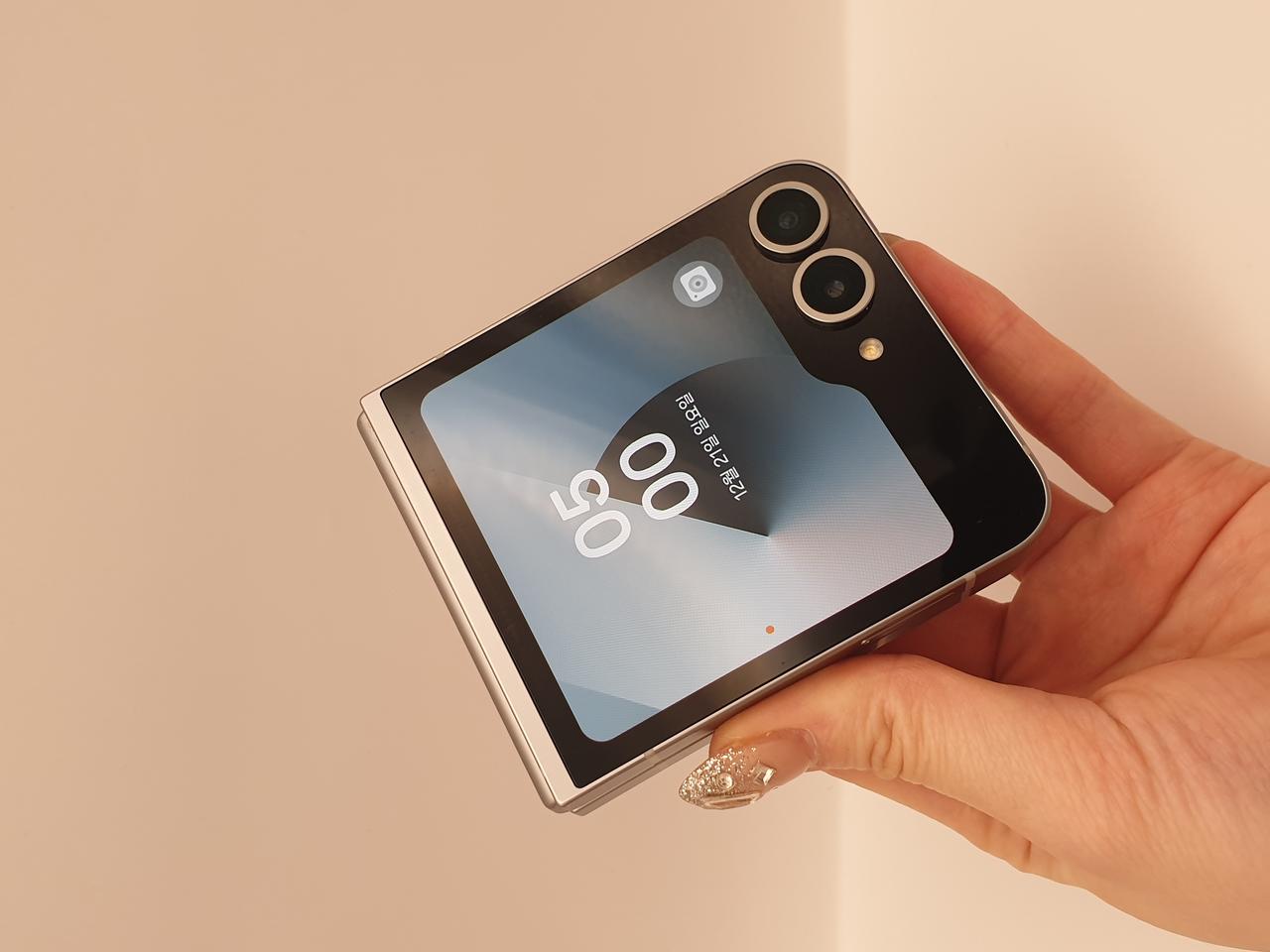 갤럭시 Z플립6 5G 실버쉐도우 256기가 A급 판매합니다