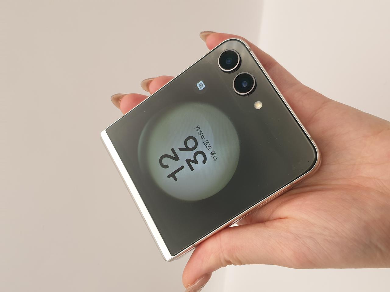 갤럭시 Z플립5 5G 화이트 256기가 판매합니다-F731N