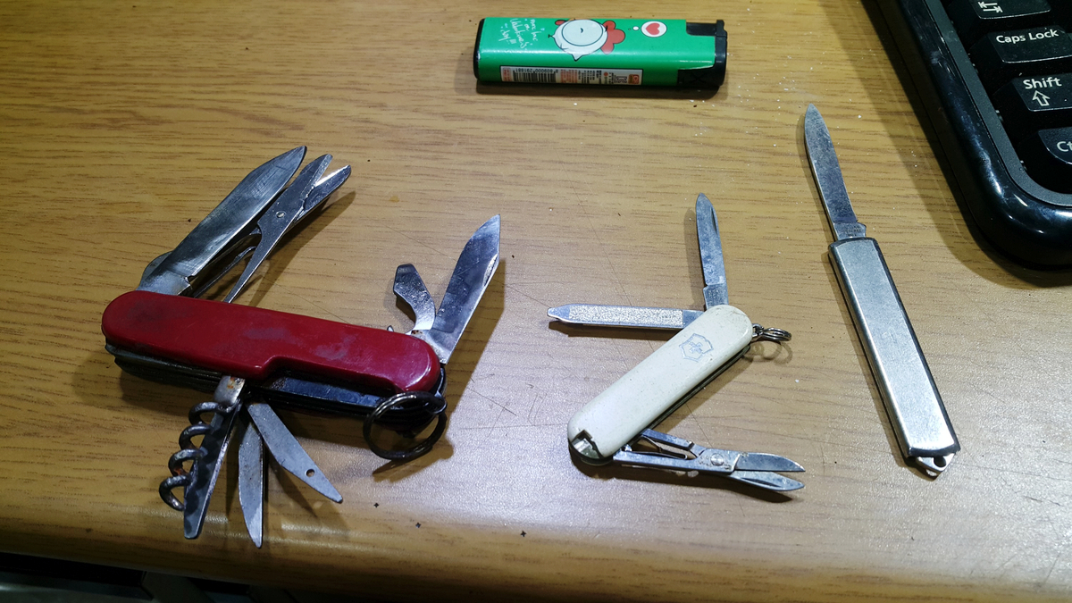 중고 일제 다용도 칼과 빅토리 녹스 일괄