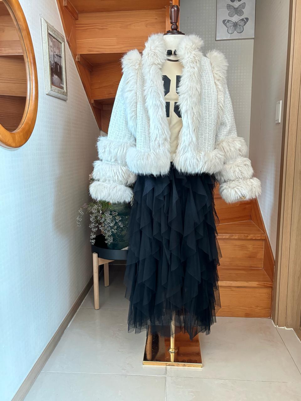 화이트 퍼 트리밍 트위드 자켓. 세일x