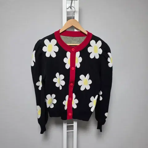 검정색 데이지 꽃무늬 가디건