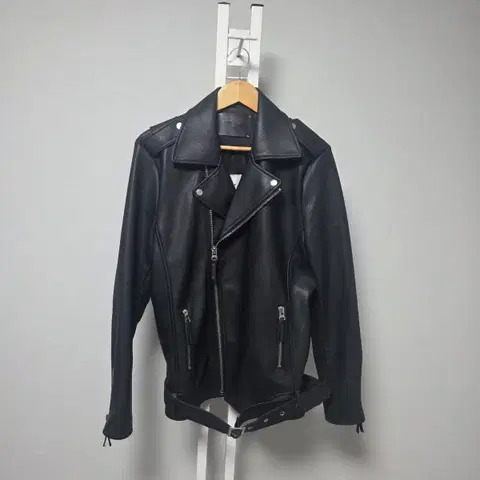 드레스볼륨 블랙 레더 라이더 자켓