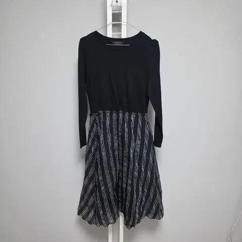 탑걸 블랙 스트라이프 원피스