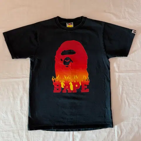 희귀) 베이프 플레임 사루 티셔츠 블랙