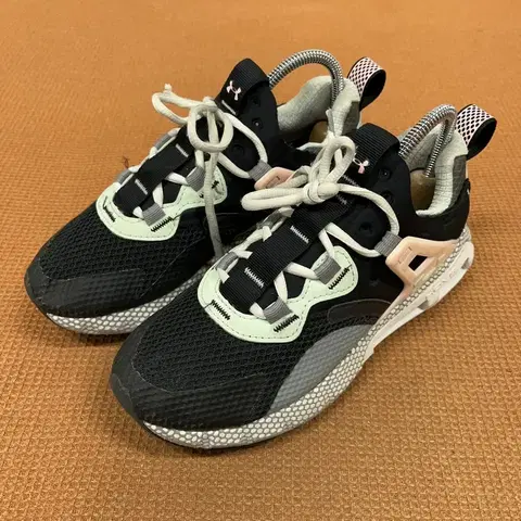 언더아머 UA 호버 메가 무브먼트 스니커즈 운동화 235 G08506