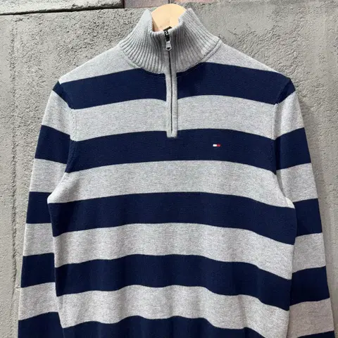 [XS] 타미힐피거 스트라이프 반집업 니트