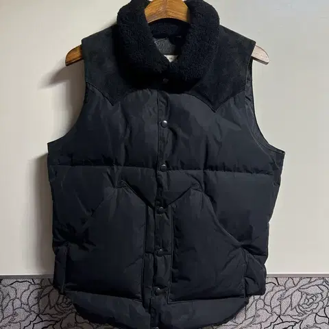 록키마운틴x뷰티앤유스 패딩 베스트