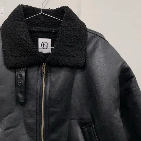 오프룩 양털 하이넥 비건레더 무스탕