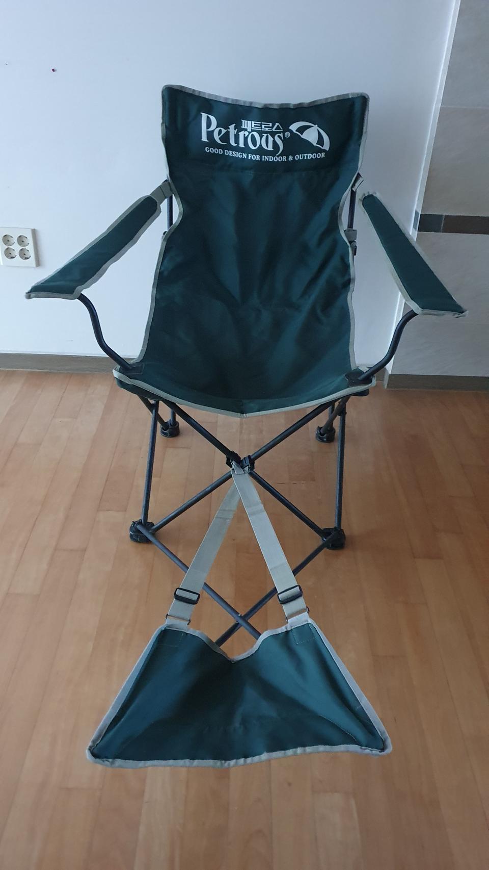 접이식 Petroas 캠핑 의자 (발받침대) 판매합니다^^