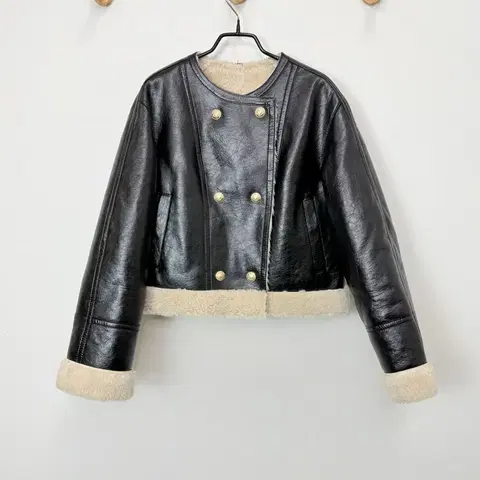 지컷 골드 더블버튼 무스탕 23년도