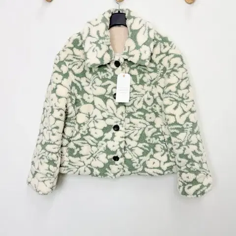 새상품 써스데이아일랜드 뽀글이 덤블자켓