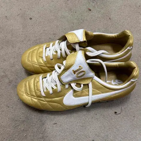 나이키 올드스쿨 초레어템 R10 골드티엠포축구화 250