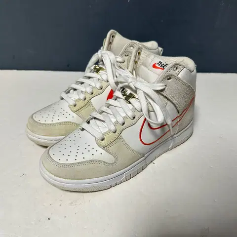 235 나이키 덩크 하이 SE 퍼스트 유즈 오렌지 스니커즈